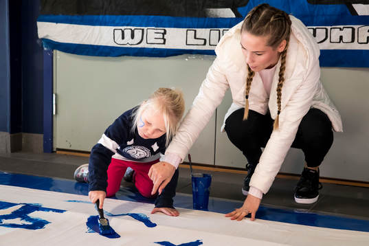 Målning på familjedagen innan ishockeymatchen i SHL