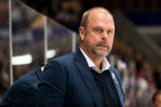 Leksands tränare Per-Erik Johnsson  i ishockeymatchen i