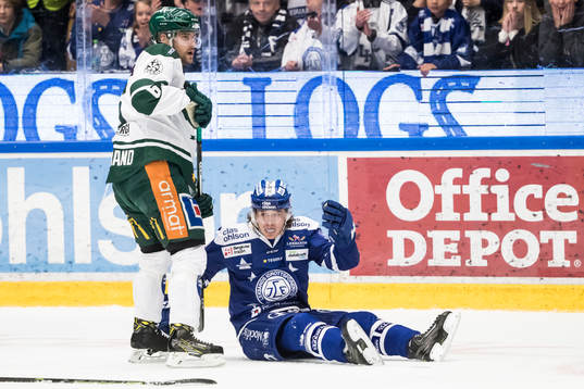 Leksands Fredrik Forsberg sitter på isen framför