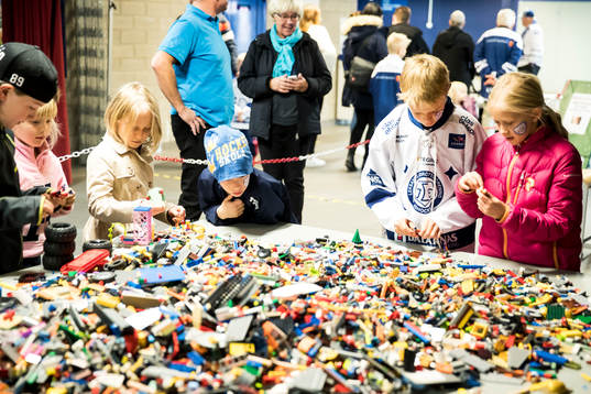 Legobygge på familjedagen innan ishockeymatchen i SHL