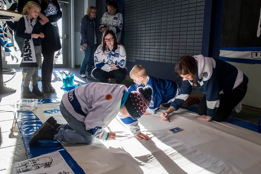 Målning på familjedagen innan ishockeymatchen i SHL