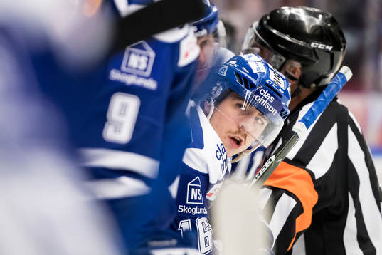 Leksands János Hári  i ishockeymatchen i SHL mellan