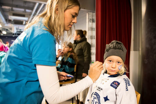 Ansikstmålning på familjedagen innan ishockeymatchen i
