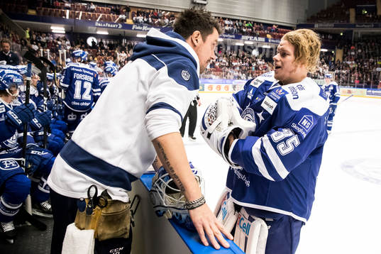Leksands målvakt Atte Engren med materialförvaltare Johan