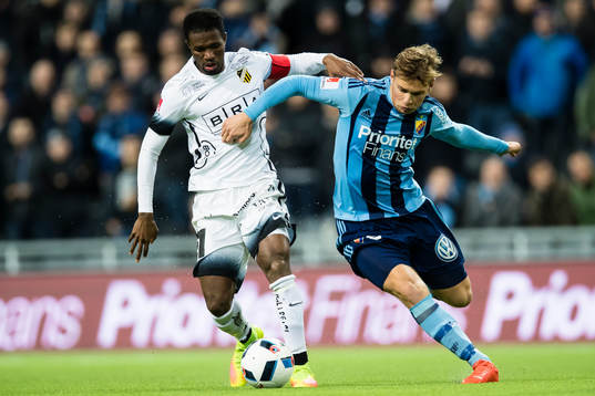 Häckens Mohammed Abubakari i kamp om bollen med