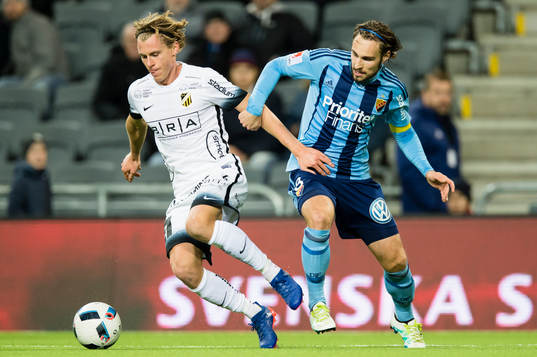 Häckens Rasmus Schuller i kamp om bollen med Djurgårdens