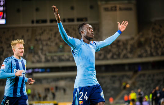 Djurgårdens Philana Tinotenda Kadewere gör 1-0 och firar