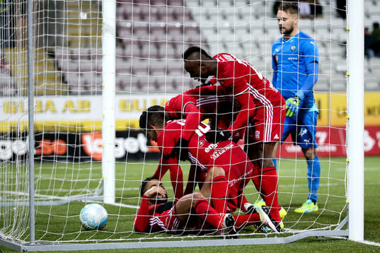 Östersunds Saman Ghoddos jublar