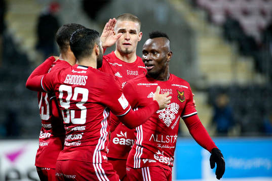 Östersunds Saman Ghoddos jublar med lagkamrater