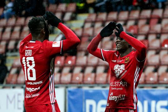 Östersunds Abdullahi Gero och Ken Sema jublar