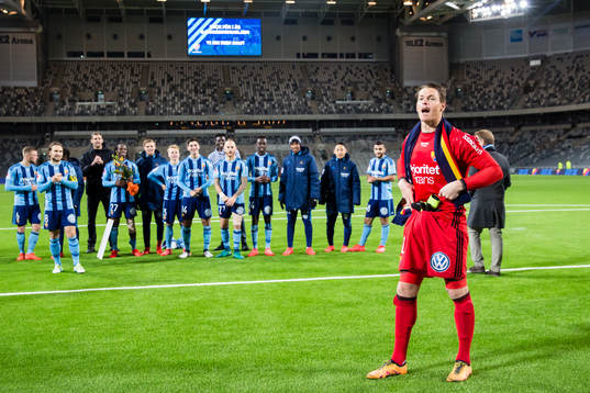 Djurgårdens målvakt Kenneth Høie sjunger med