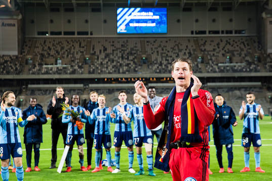Djurgårdens målvakt Kenneth Høie sjunger med