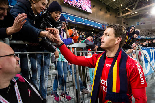 Djurgårdens målvakt Kenneth Høie tackar supportrarna i