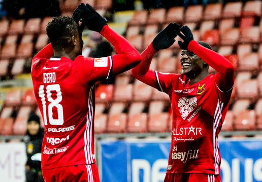 Östersunds Ken Sema gör 1-5 och jublar med Abdullahi Gero