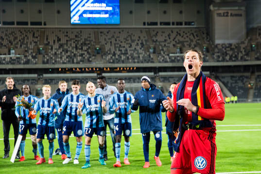 Djurgårdens målvakt Kenneth Høie sjunger med