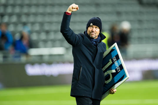 Djurgårdens tränare Mark Dempsey avtackas
