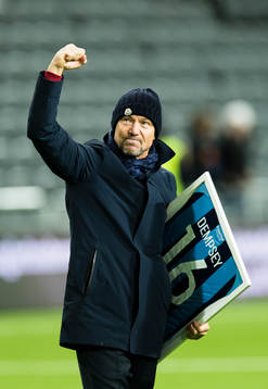 Djurgårdens tränare Mark Dempsey avtackas
