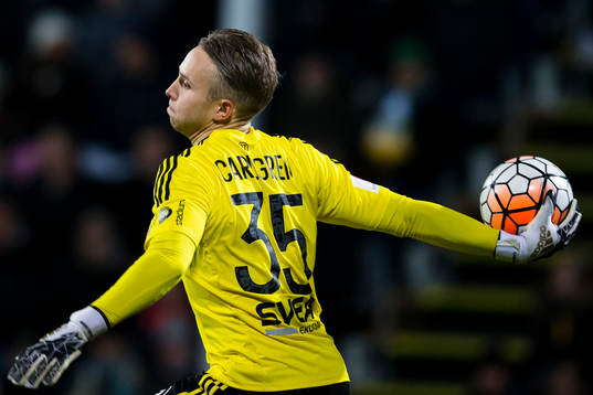 s målvakt Patrik Carlgren kastar ut bollen