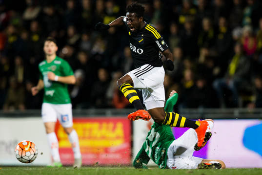 s Ebenezer Ofori tacklas av Jönköpings Stian Aasmundsen