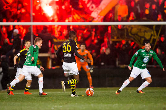 s Alexander Isak med bollen