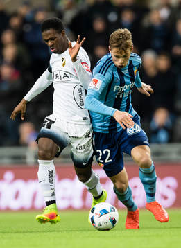 Häckens Mohammed Abubakari i kamp om bollen med