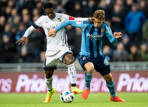 Häckens Mohammed Abubakari i kamp om bollen med