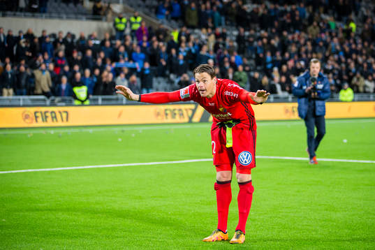 Djurgårdens målvakt Kenneth Høie tackar publiken i sin