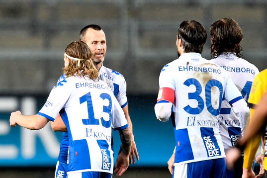IFK Göteborgs Hjalmar Jonsson jublar med lagkamrater  1-1
