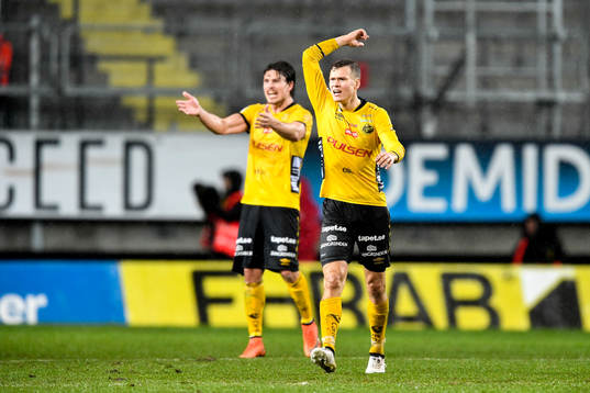 Elfsborgs Jörgen Horn och Viktor Claesson reagerar