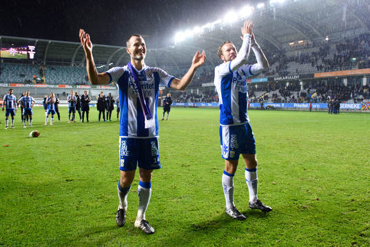 IFK Göteborgs Hjalmar Jonsson och Adam Johansson tackar