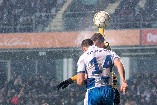 IFK Göteborgs Hjalmar Jonsson nickar bollen mot Elfsborgs
