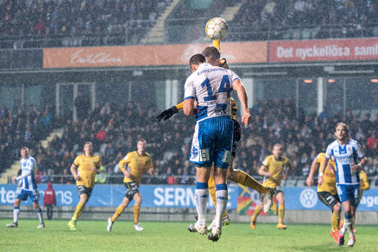 IFK Göteborgs Hjalmar Jonsson nickar bollen mot Elfsborgs