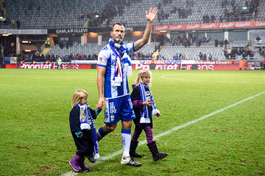 IFK Göteborgs Hjalmar Jonsson tackar publiken