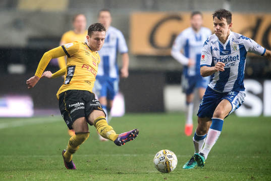 Elfsborgs Adam Lundqvist och IFK Göteborgs Mads Albaek