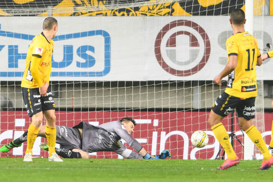 Elfsborgs målvakt Kevin Stuhr Ellegaard räddar skott