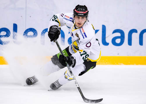 Östersunds David Lillieström-Karlsson med pucken
