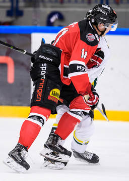 Piteås Marcus Sandström tacklar Östersunds Sebastian Fakt
