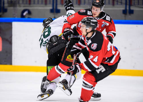 Piteås Marcus Sandström tacklar Östersunds Sebastian Fakt