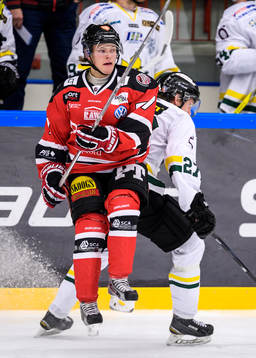 Piteås Isak Pantzare hoppar undan en tackling från