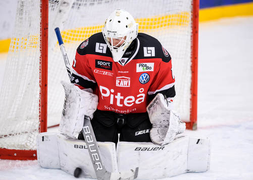 Piteås målvakt Joel Vännström räddar ett skott