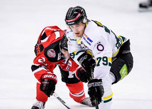 Piteås Alexander Forsberg försöker stoppa Östersunds