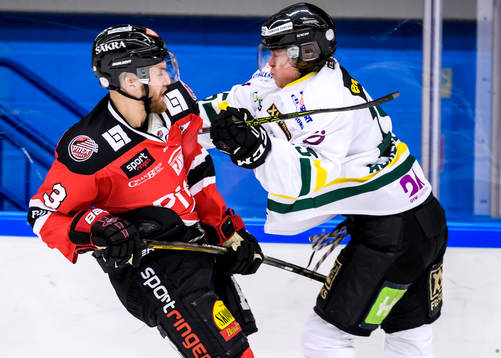 Piteås Sebastian Harila blir tacklad av Östersunds Carl