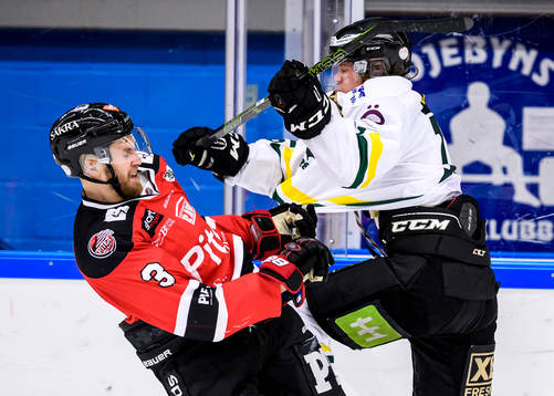 Piteås Sebastian Harila blir tacklad av Östersunds Carl