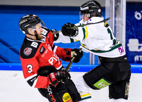 Piteås Sebastian Harila blir tacklad av Östersunds Carl