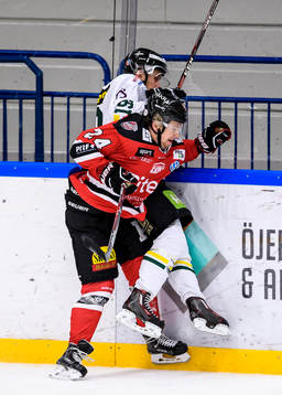 Piteås Viktor Sandberg tacklar Östersunds Daniel Magnusson