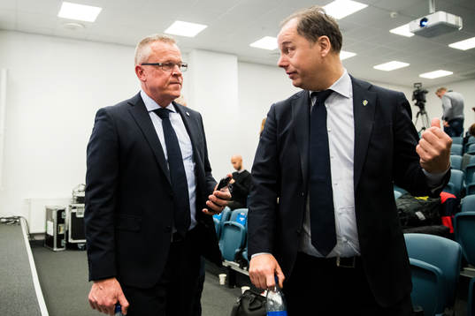 Sveriges förbundskapten Janne Andersson och presschef