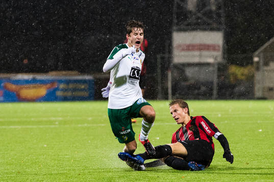 Hammarbys Leo Bengtsson fälls av Brommapojkarnas Daniel