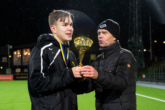 Hammarbys Dusan Jajic tar emot SM-pokalen