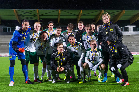 Hammarbys spelare jublar med pokalen