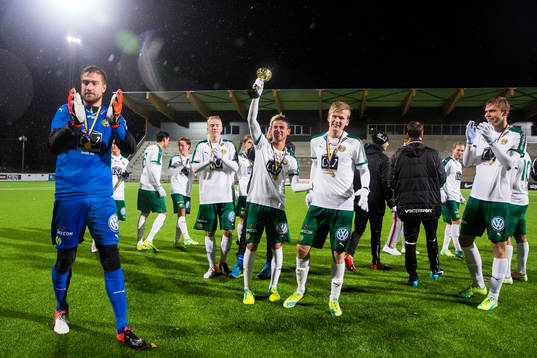 Hammarbys spelare jublar med pokalen
